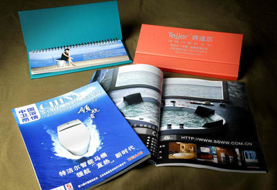 經(jīng)緯印務(wù) -- 樣本畫(huà)冊(cè) 海報(bào)印刷 封套印刷 手袋印刷 不干膠貼 定制臺(tái)歷 吊牌名片 信紙信封 產(chǎn)品包裝 記事本說(shuō)明書(shū)